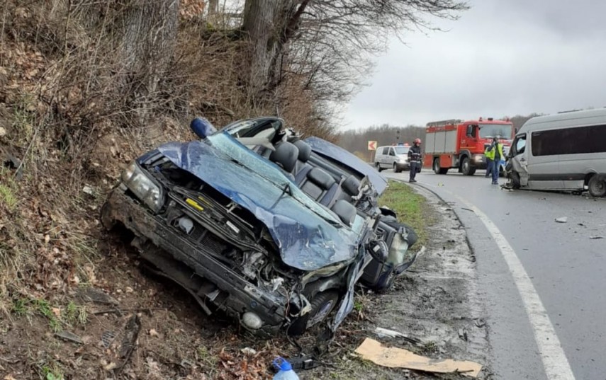 Microbuz implicat într-un accident rutier în județul Cluj. Foto: ISU Cluj