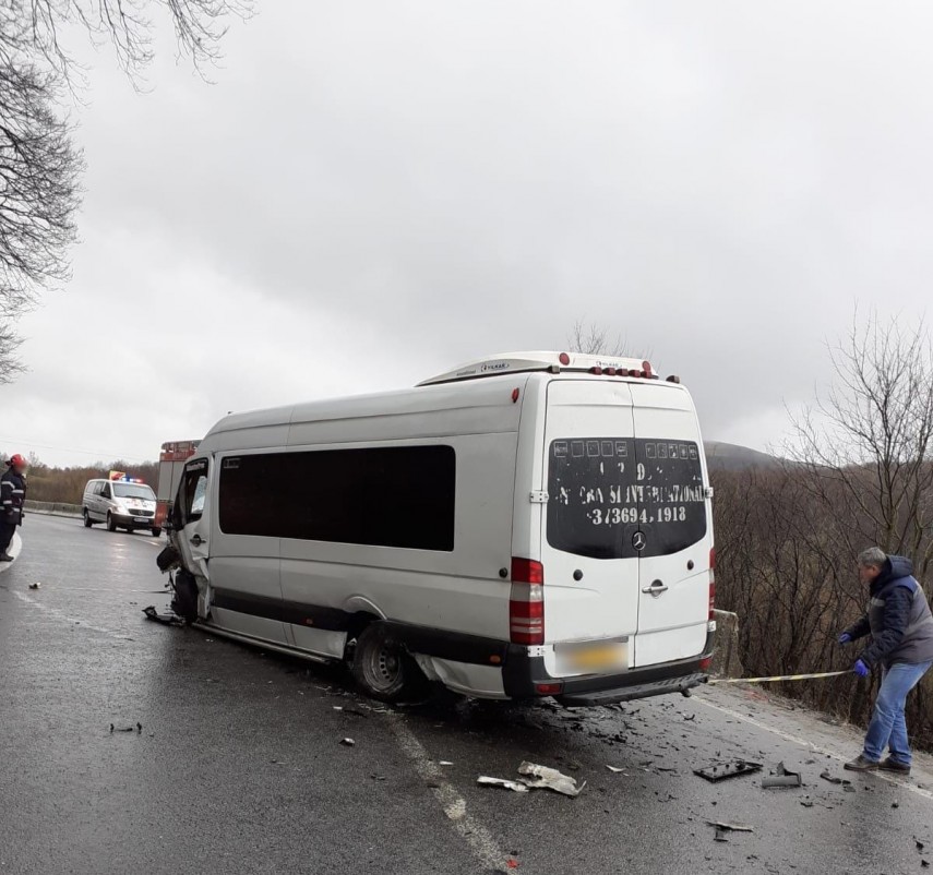 Microbuz implicat în accident rutier. Foto: ISU Cluj