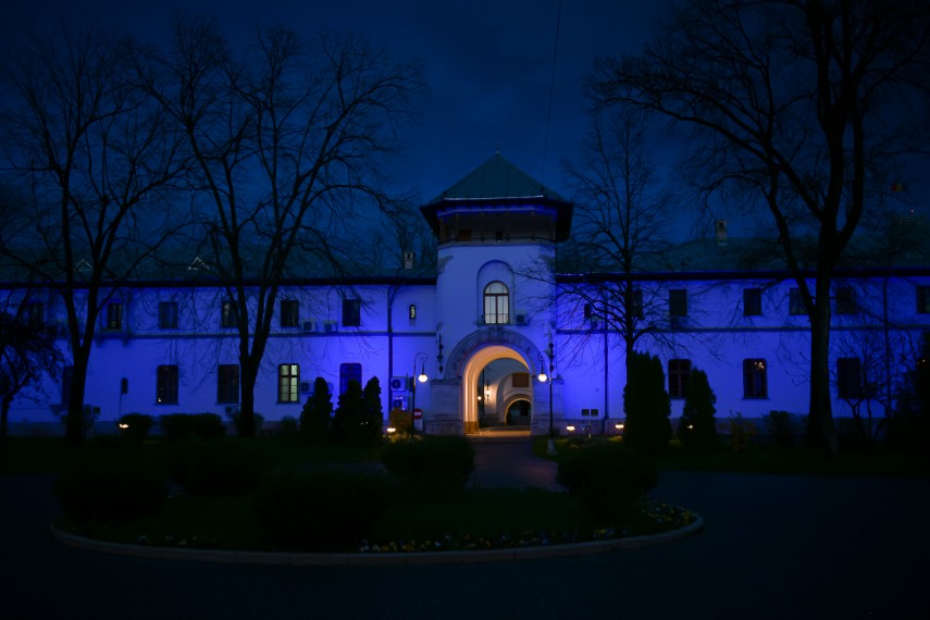Palatul Cotroceni iluminat în albastru pentru a marca Ziua Internațională de Conștientizare a Autismului. Foto: Facebook/Administrația Prezidențială