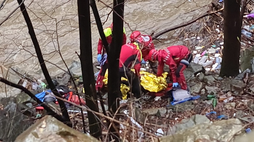 Salvamontiștii intervin la accidentul de pe râul Jiu. Foto: facebook/Salvamont Romania