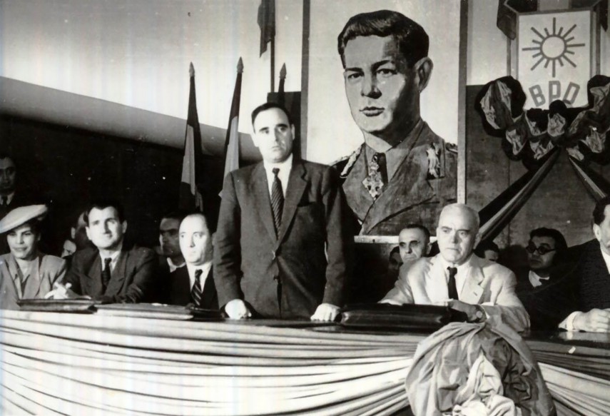 Sursă foto: Fototeca IICCMER. 1946. Portretul Regelui apărea încă la întrunirile oficiale. În prim-plan, Gheorghe Gheorghiu-Dej (în centrul imaginii) și Petru Groza (în dreapta).