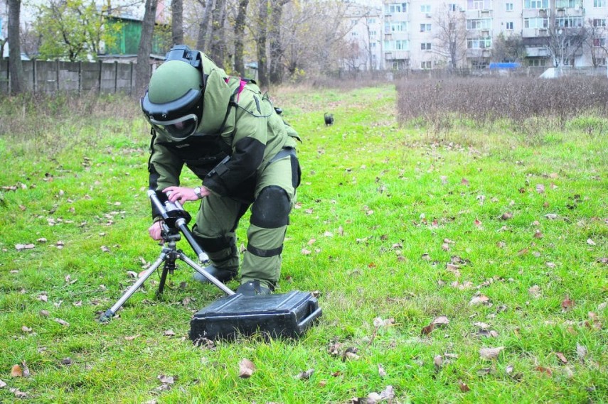 Infanteriştii marini EOD s-au deplasat de urgenţă la faţa locului , foto: Facebook/ MApN 