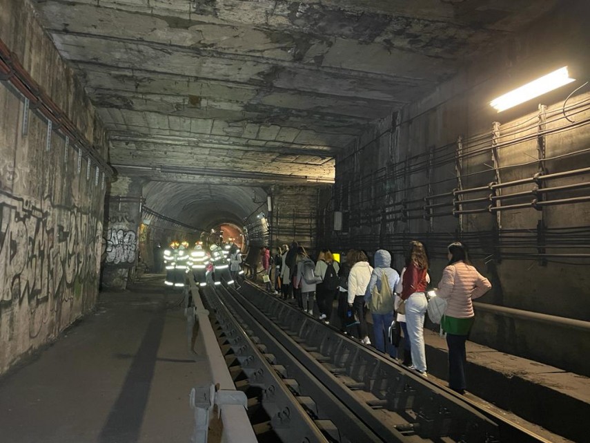 Garnitură de metrou oprită între stații în București. Foto: ISU BIF