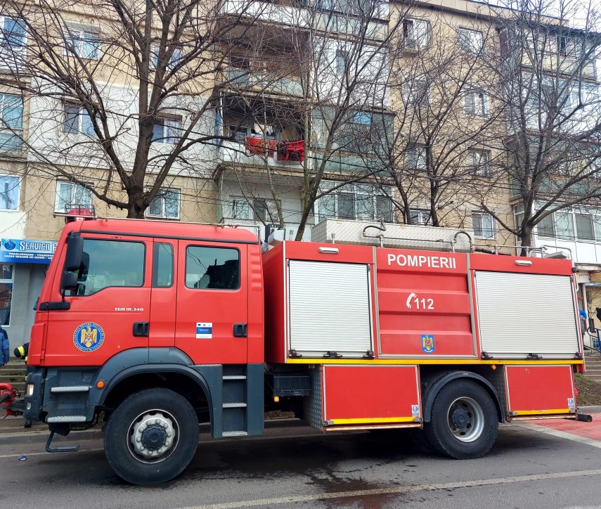 Fum pe casa scării unui bloc din Mangalia. Foto cu rol ilustrativ: ISU Giurgiu