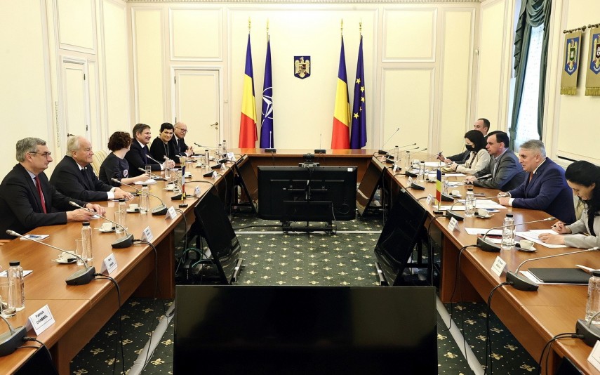 Întâlnire între ministrul Lucian Bode și Christian CAMBON Președintele Comisiei pentru Afaceri Externe, Apărare și Forțele Armate din cadrul Senatului Republicii Franceze. FOTO: MAI