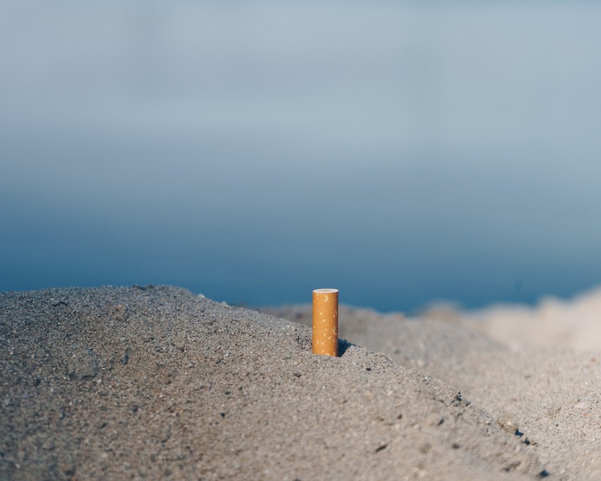 Muc de țigară pe o plajă Foto Pixabay