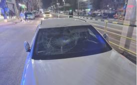Accident bizar în Iași. Un bărbat lovit în plin de mașină s-a ridicat și a rupt-o la fugă 