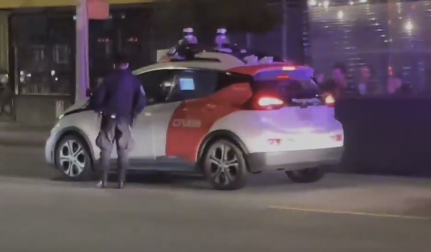 Mașina fără șofer oprită de poliție Foto captură video Twitter