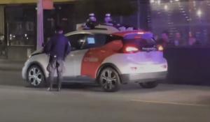 Reacția unor polițiști când opresc o mașină fără șofer (VIDEO)