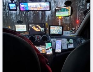 Taximetristul care a bătut recordul la tehnologie, cu 10 ecrane pe bordul mașinii. Clientă \