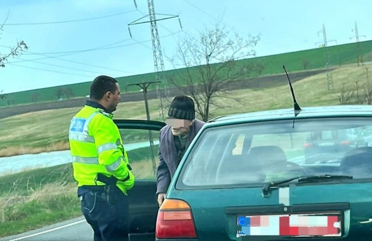 Șoferul oprit de polițiști Foto btonline.ro