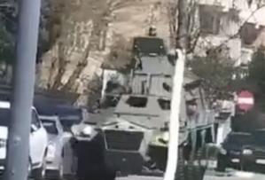 Cum a avariat un vehicul de tip militar niște mașini parcate în Râmnicu Vâlcea, când se filma un videoclip al unui cântăreţ de manele (VIDEO)  