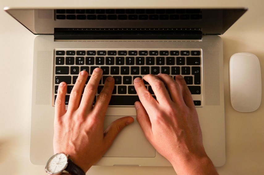 Persoană care lucrează pe calculator Foto Pixabay