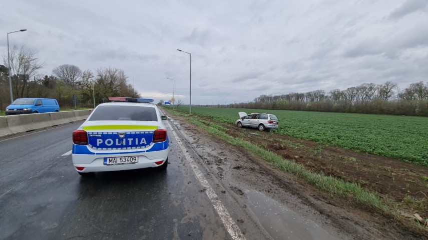 Autoturism rasturnat pe DN3 intre Constanta si Valu lui Traian. Doua persoane au fost ranite 