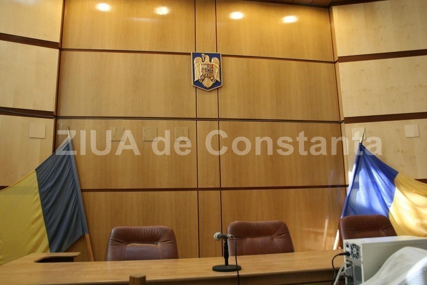 Curtea de Apel Constanța - sala de judecată - pupitrul judecătorilor