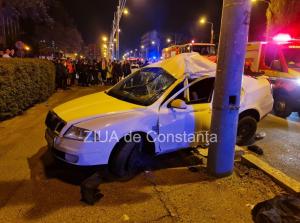 UPDATE Autoturism intrat în stâlp, în Mamaia! Mai multe persoane încarcerate. O persoană decedată (GALERIE FOTO+VIDEO)               