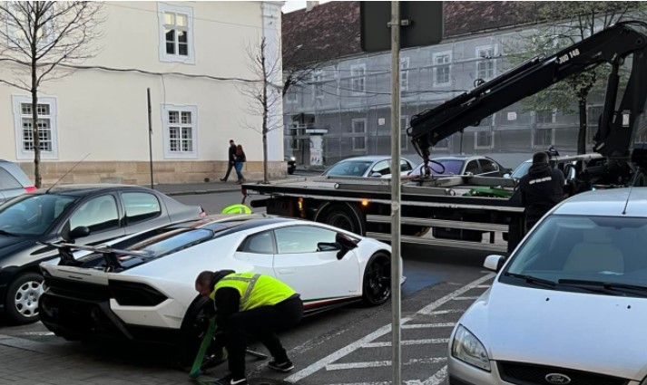 Mașina în timp ce este ridicată . Foto: Facebook/ Ile Bogdan, Grup Ridicari auto Cluj , coltul ghinionistului