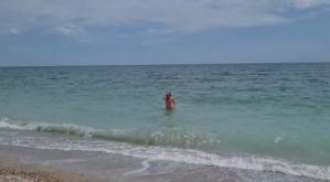 Atmosfera se încinge pe litoral înainte de 1 Mai. Un turist a făcut baie în mare (GALERIE FOTO+VIDEO)    
