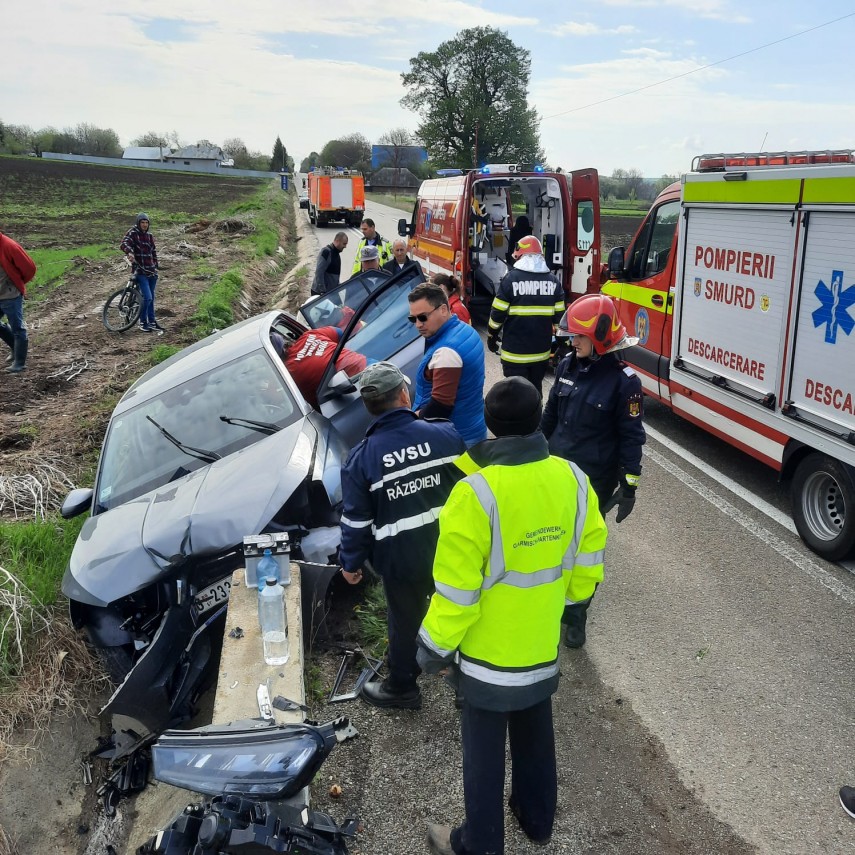 Autoturism intrat în cap de pod. Foto: ISU Suceava