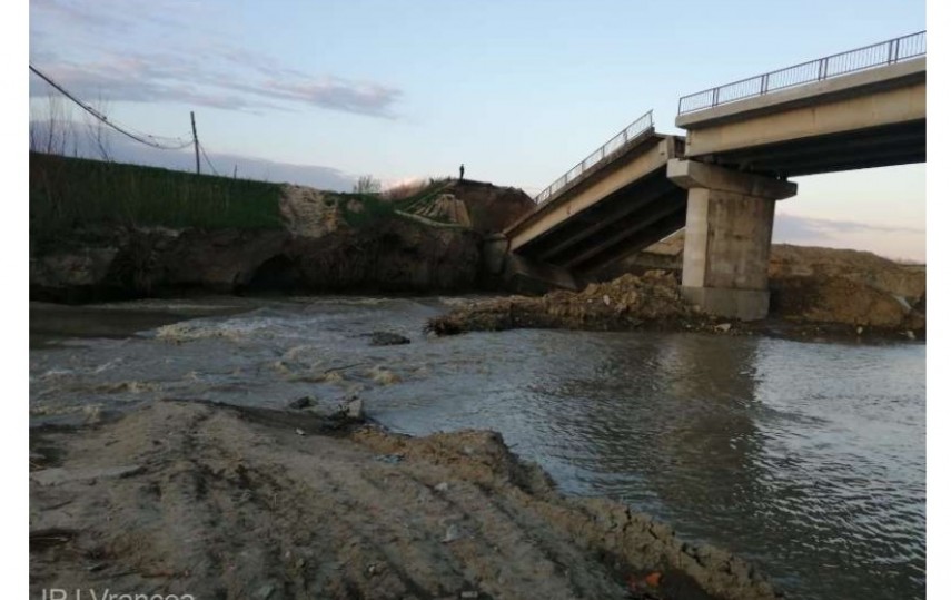 Capătul prăbușit al podului Foto IPJ Vrancea