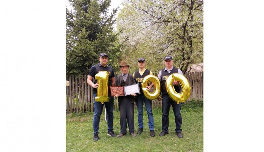 Cel mai vârstnic deţinător de armă din judeţul Buzău, foto: Facebook / Poliția Română 