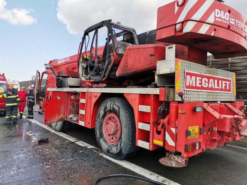 Incendiu macara pe Autostrada A1. Foto: ISU Arad