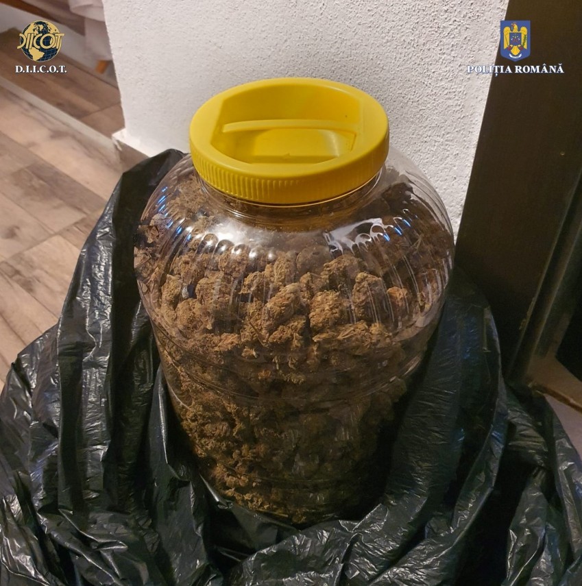 diicot perchezitii in mai multe judete au fost descoperite cantitati mari de droguri si arme albe galerie