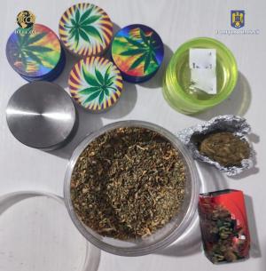 DIICOT Percheziții în mai mulțe județe. Au fost descoperite cantități mari de droguri și arme albe (GALERIE FOTO)