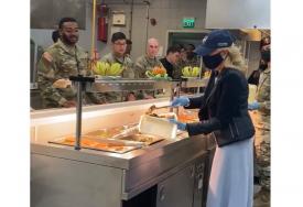 Jill Biden le-a servit mâncare militarilor americani de la Baza  Mihail Kogălniceanu (VIDEO) 