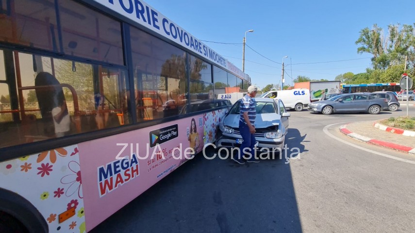 Autobuz implicat în accident. Foto: ZIUA de Constanța