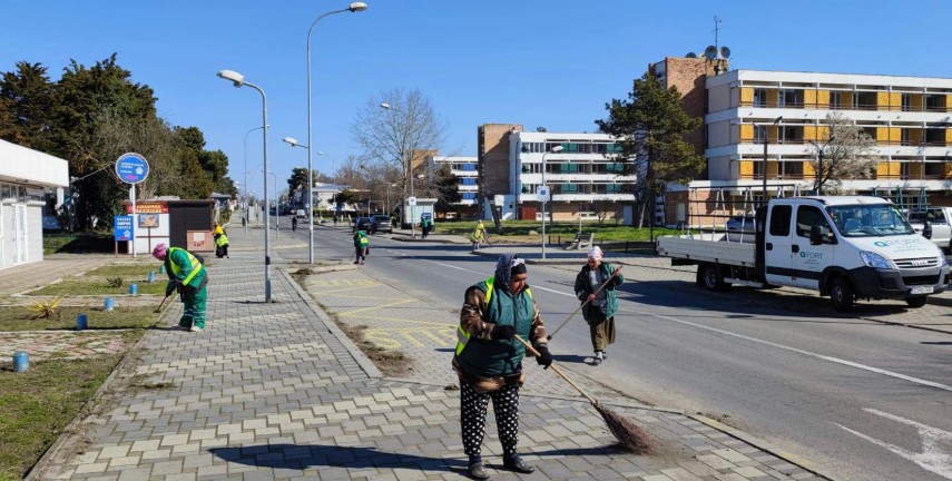 Curățenie în sudul litoralului. foto: facebook/Polaris M Holding