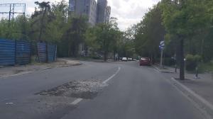 Constănțeanul supărat. Groapa de pe strada Traian a împlinit 30 de zile! Primăria Constanța n-are nicio reacție! (GALERIE FOTO)