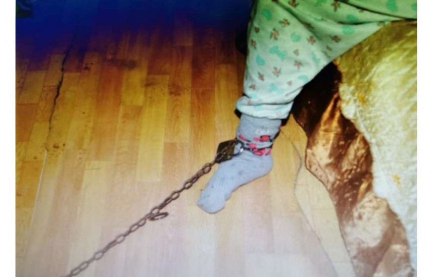 Fetița legată cu lanțul de pat Foto IPJ Dolj