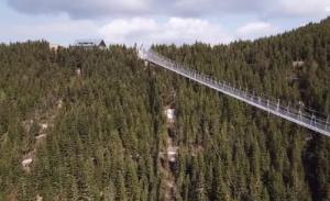 Cum arată cel mai lung pod pietonal suspendat din lume, inaugurat în Republica Cehă (VIDEO)