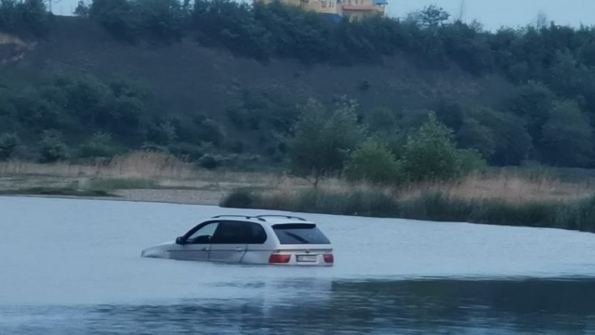 Mașina blocată în apă FOTO ziaruldebacau.ro