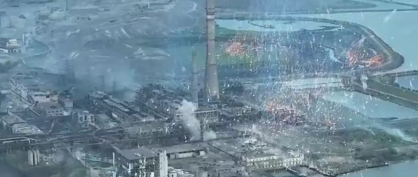 Bombardamente cu fosfor la Azovstal, foto cu rol ilustrativ: captură video Twitter/ NEXTA