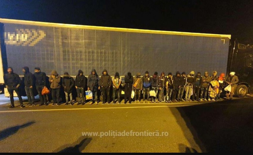 Cetăţeni străini, depistaţi ascunşi într-un TIR încărcat cu piese auto, foto: Poliția de Frontieră 