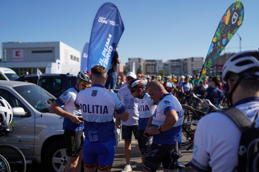 Cu bicicleta spre mare. foto: Facebook/Poliția Română