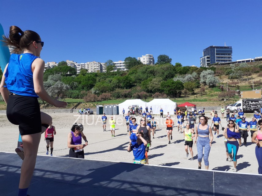 constanta alergatori amatori dar si sportivi de performanta au luat startul in maratonul nisipului galerie constanta alergatori amatori dar si sportivi de performanta au luat startul in maratonul nisipului galerie