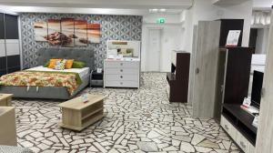 O piesă de mobilier neancorată, expusă într-un magazin din București, a lovit un copil