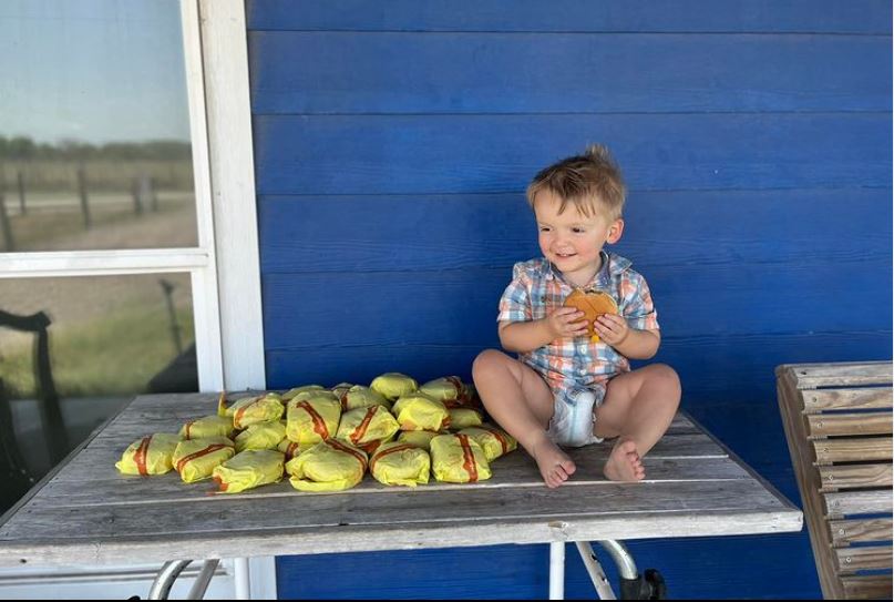 Un copil de 2 ani a plasat o comandă de 31 de hamburgeri, foto: Instagram/ kelseyrb3