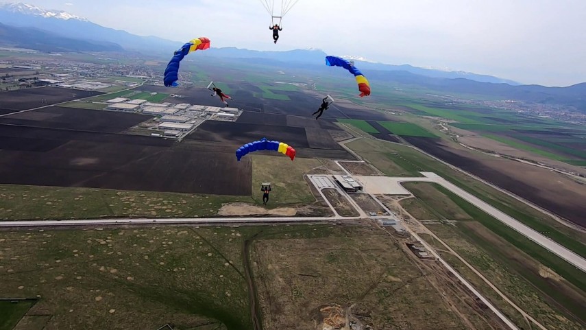 Parașutiști. Foto: Facebook/Aeroclubul României