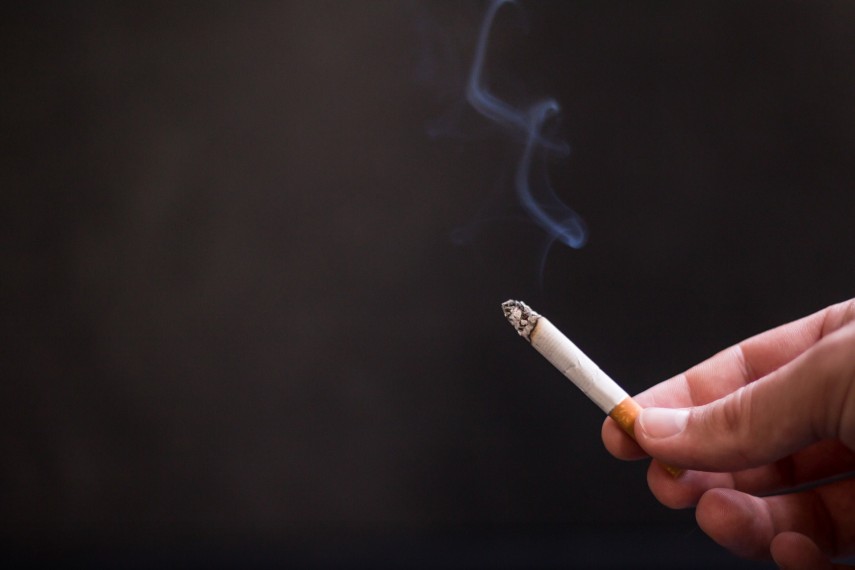 Persoană care a aprins o țigară Foto Pixabay