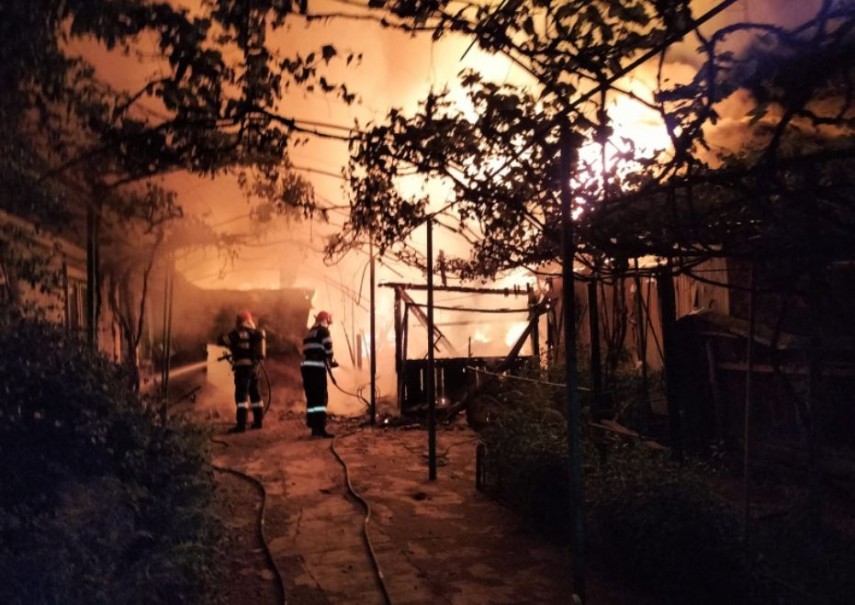 Incendiu casa str. Libertatii din Roznov. foto: ISU NT 