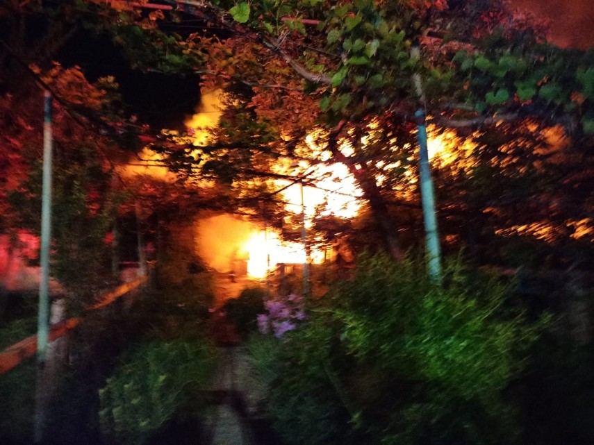 Incendiu casa str. Libertatii din Roznov. foto: ISU NT 