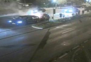 Două mașini au luat foc în Timișoara după ce s-au izbit. Pasagerii s-au evacuat la limită (VIDEO) 