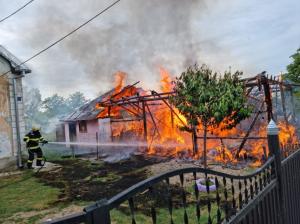 Gospodărie în flăcări în județul Suceva. Intervin pompierii (GALERIE FOTO)