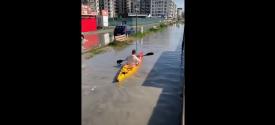 Imagini incredibile în Mamaia Nord. Un tânăr se plimbă cu caiacul pe promenadă (VIDEO)   
