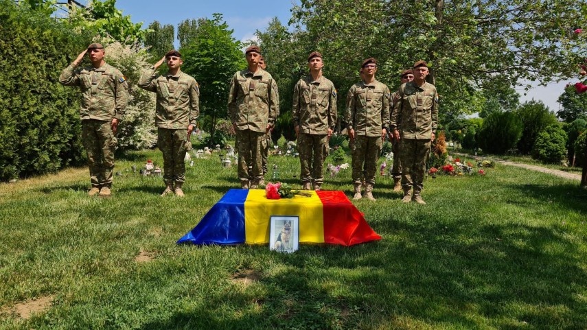 Dino, înmormântat cu onoruri militare. Foto: Facebook/MApN