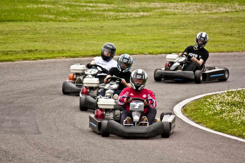 Participanți la o cursă de karting Foto Pixabay